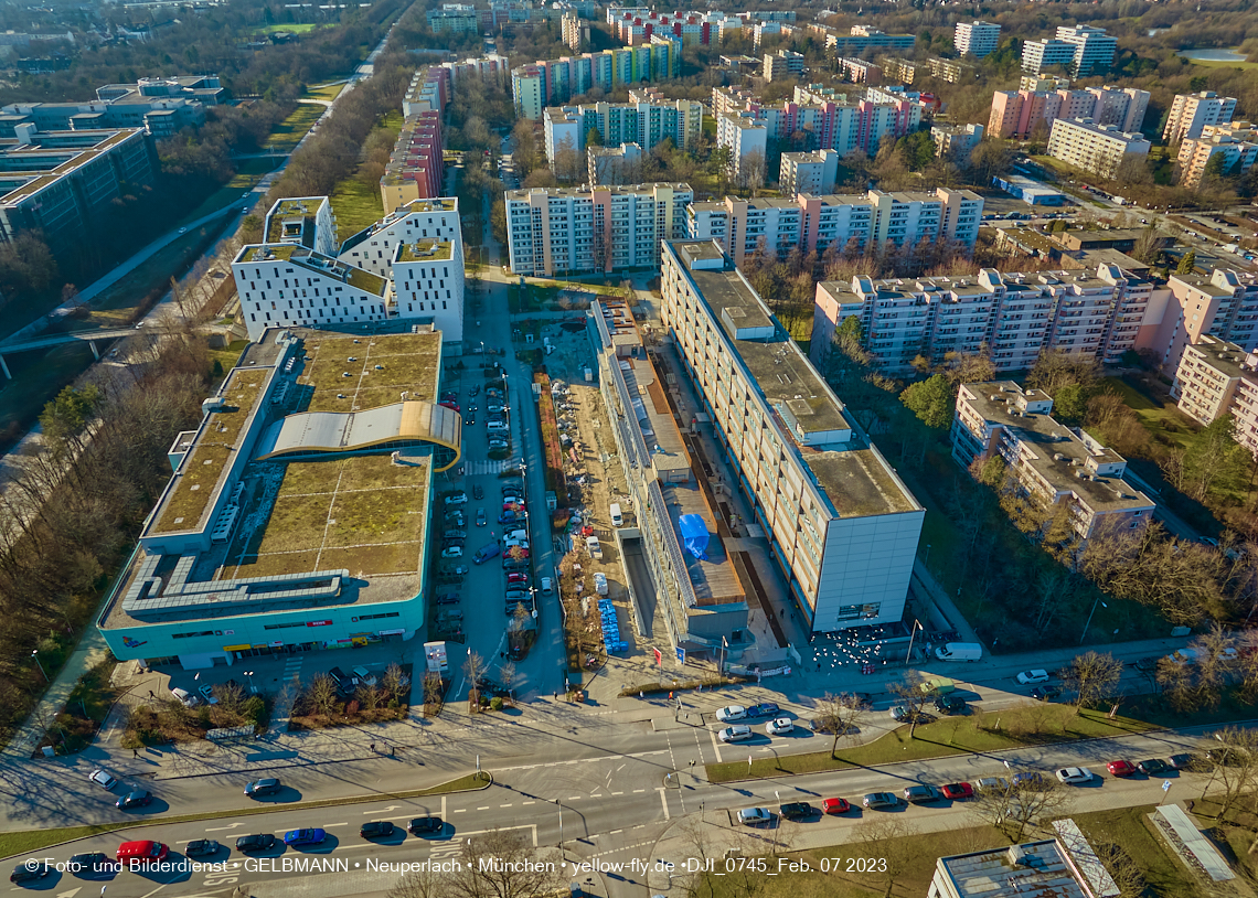 07.02.2023 - Luftbilder von der Montessori Schule im Plettzentrum Neuperlach